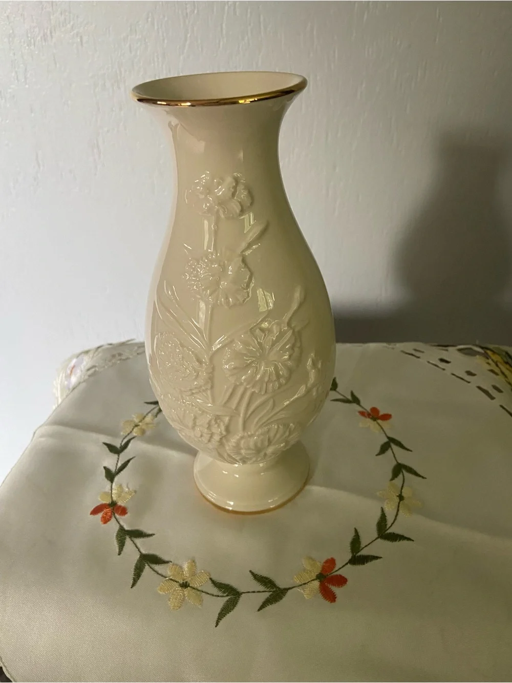 Lenox 8” limited edition 24K gold accent vase carnations and kisses 2009